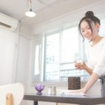 喫茶店で仕事をする女性